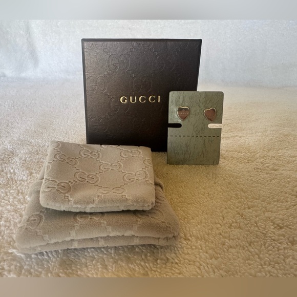Gucci 925 Trademark heart-shaped earrings.